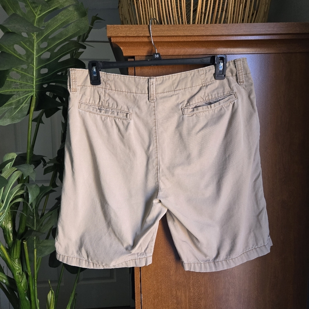 Old Navy Men's Khaki Flat Front Shorts - Picture 2 of 7